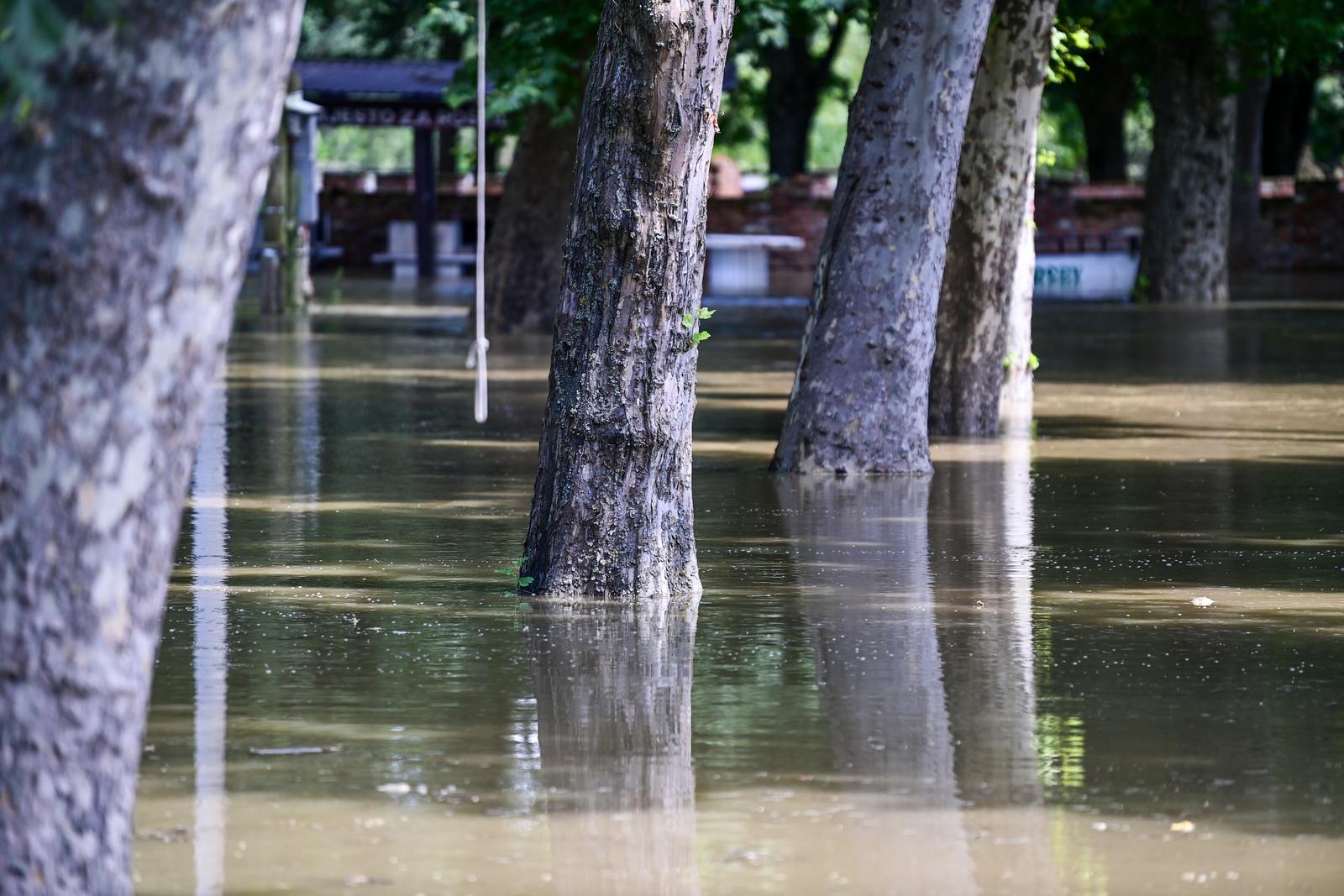 08.08.2023., Soderica - Ljudi brane vikendice uz jezero Soderica dok Drava koja ulazi u jezero dize vodostaj. Photo: Igor Soban/PIXSELL