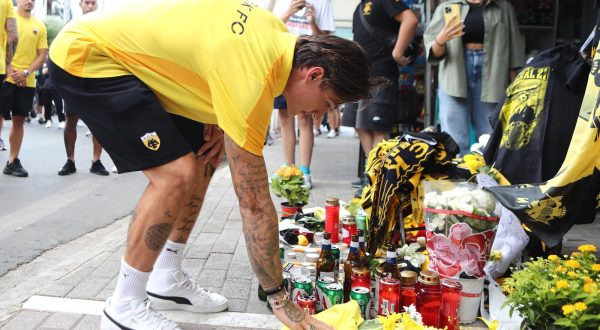 08.08.2023., Atena, Grcka - Nogometasi AEK-a odali su pocast preminulom navijacu koji je u bolnici podlegao ozljedama koje je zadobio u sukobu grckih i hrvatskih navijaca u Ateni uoci prve utakmice 3. pretkola UEF Lige prvaka izmedju AEK-a i Dinama. Photo: Stelios Stefanou/EUROKINISSI/PIXSELL