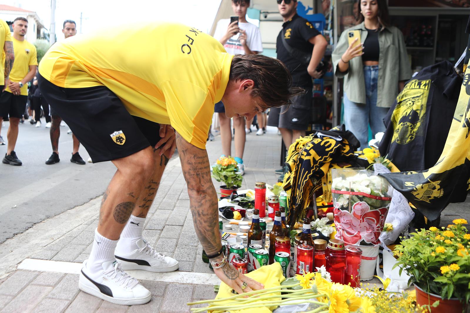 08.08.2023., Atena, Grcka - Nogometasi AEK-a odali su pocast preminulom navijacu koji je u bolnici podlegao ozljedama koje je zadobio u sukobu grckih i hrvatskih navijaca u Ateni uoci prve utakmice 3. pretkola UEF Lige prvaka izmedju AEK-a i Dinama. Photo: Stelios Stefanou/EUROKINISSI/PIXSELL