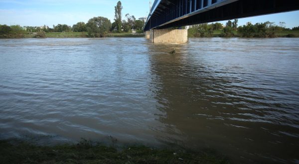 08.08.2023., Zagreb - Sava se povukla u korito, ali ne u potpunosti. Za sobom je ostavila posljedice na Green River festivalu, kao i raznom otpadu i necistoci koji se mogu vidjeti uz obalu. Photo: Lovro Domitrovic/PIXSELL