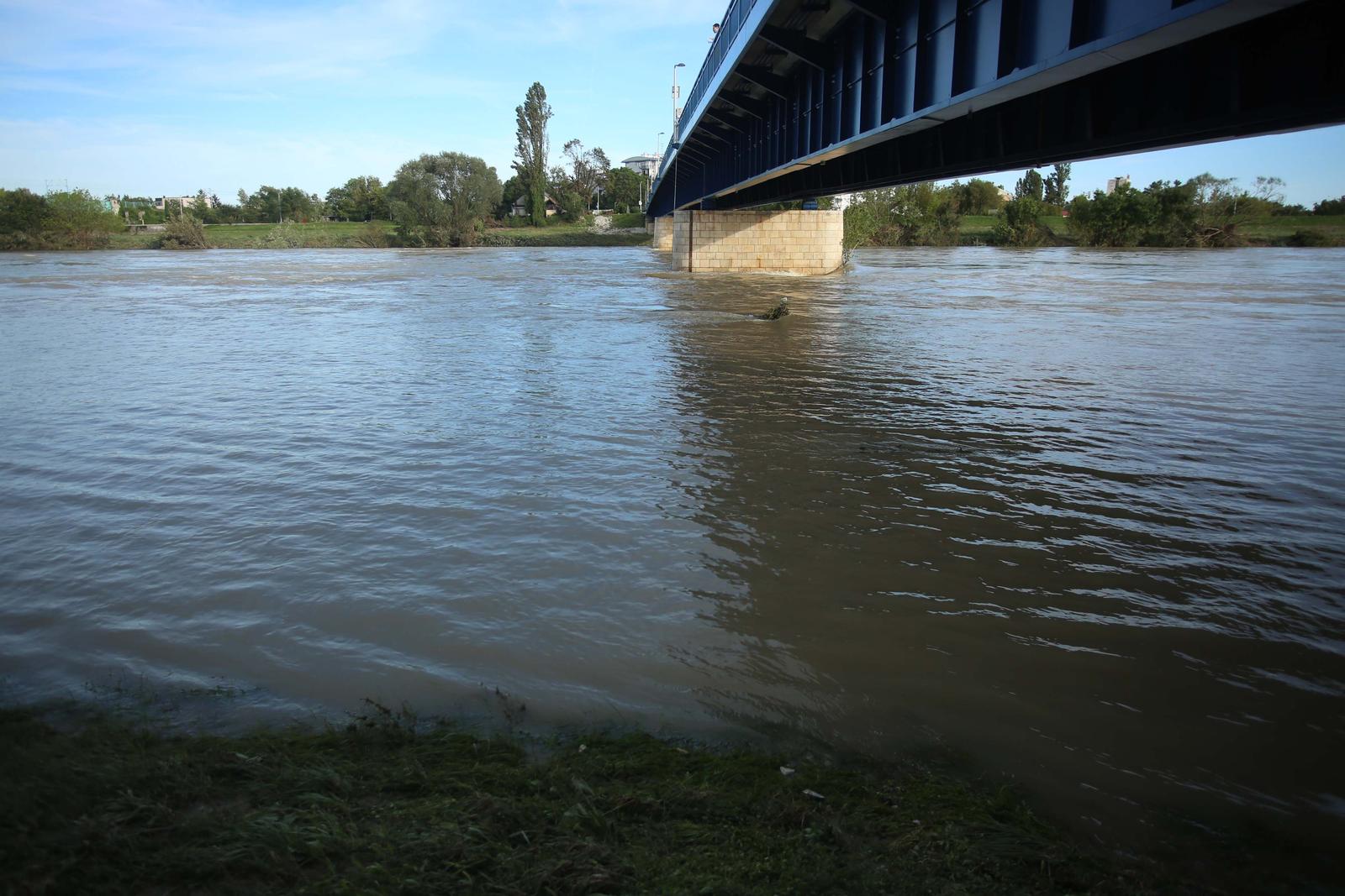 08.08.2023., Zagreb - Sava se povukla u korito, ali ne u potpunosti. Za sobom je ostavila posljedice na Green River festivalu, kao i raznom otpadu i necistoci koji se mogu vidjeti uz obalu. Photo: Lovro Domitrovic/PIXSELL