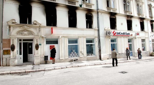 18.09.2008., Sarajevo - Ulica Fra Grge Martica u kojoj je doslo do pozara u napustenom dijelu zgrade u kojoj se nalaze europska komisija, sjediste stranke za BiH, gradska ljekarna i poslovnica Unikredit Zagrebacke banke.rPhoto: Zvonimir Coric/Vecernji list