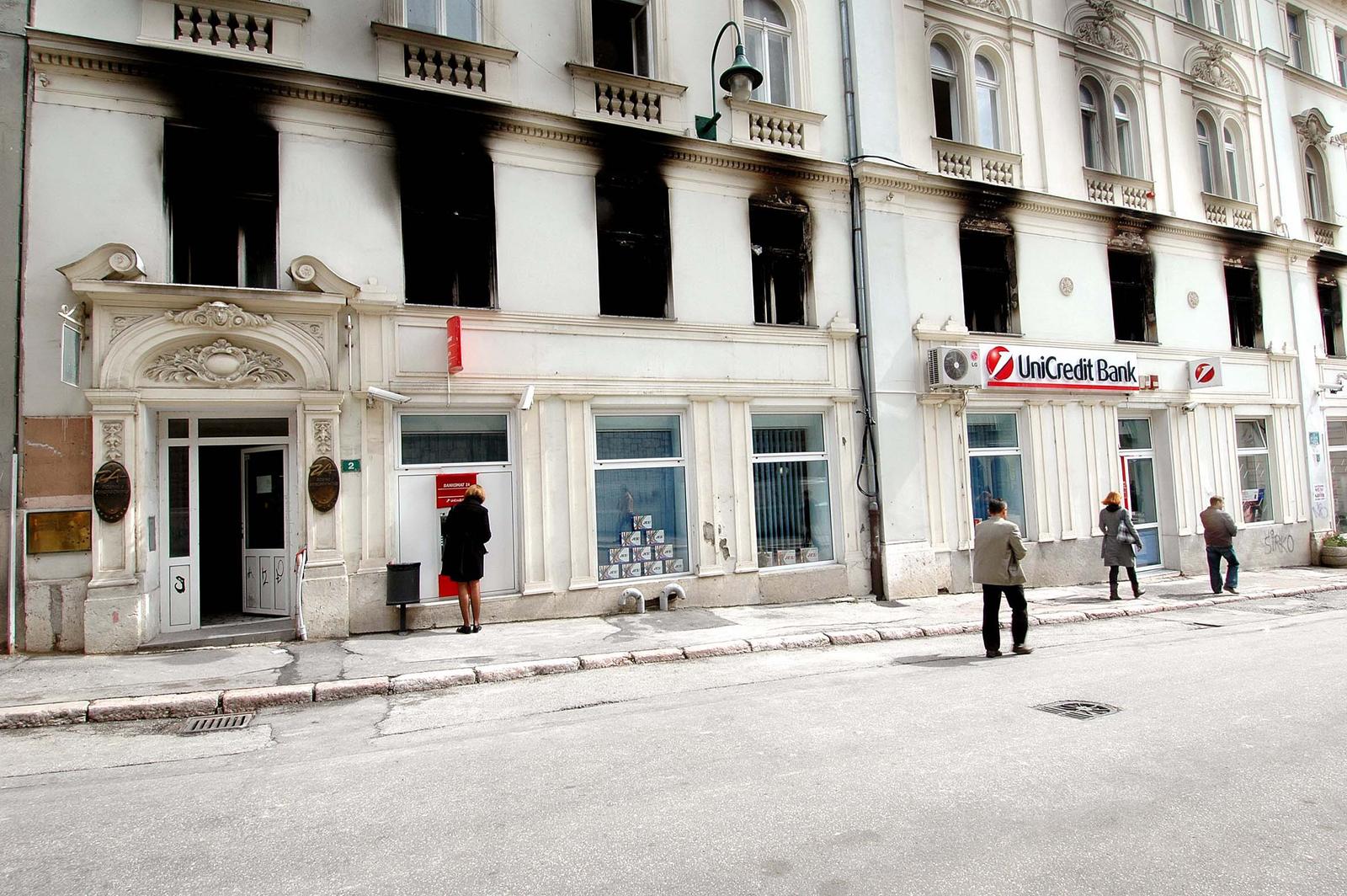 18.09.2008., Sarajevo - Ulica Fra Grge Martica u kojoj je doslo do pozara u napustenom dijelu zgrade u kojoj se nalaze europska komisija, sjediste stranke za BiH, gradska ljekarna i poslovnica Unikredit Zagrebacke banke.rPhoto: Zvonimir Coric/Vecernji list