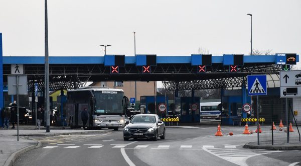 09.01.2022., Slavonski Brod - Pojacan promet iz smjera BiH na granicnom prijelazu u Slavonskom Brodu. Povremeno se stvaraju kolone vozila, a za prijelaz granice ceka se oko sat vremena.  Photo: Ivica Galovic/PIXSELL