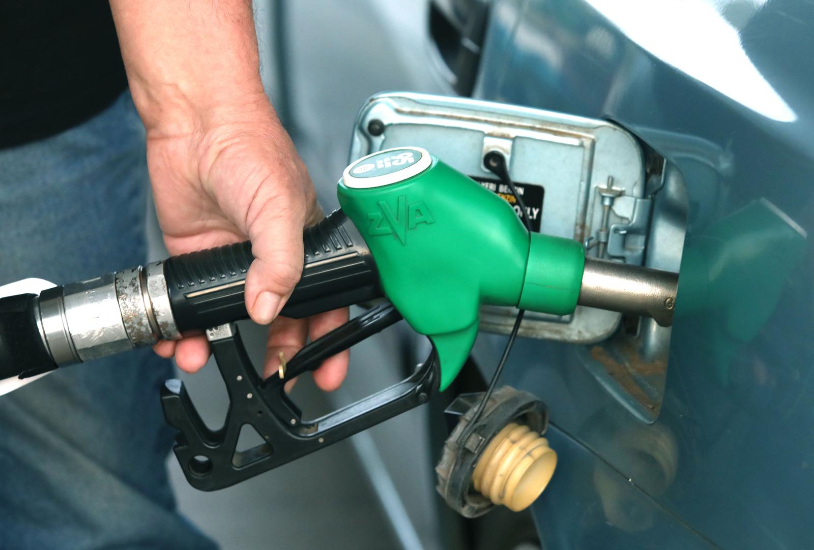 09.05.2023.,Sibenik- Cijene goriva na benzinskim pumpama u Hrvatskoj i dalje su u padu a od danas su 1,32 EUR/l (9,95 kn/l) za benzinsko gorivo (smanjenje 0,08 EUR/l),1,23 EUR/l (9,27 kn/l) za dizelsko gorivo (smanjenje 0,08 EUR/l), 0,73 EUR/l (5,50 kn/l) za plavi dizel (smanjenje 0,08 EUR/l), 1,04 EUR/kg (7,84 kn/kg) UNP za spremnike (smanjenje 0,20 EUR/kg), 1,60 EUR/kg (12,06 kn/kg) UNP za boce (smanjenje 0,20 EUR/kg). Photo: Dusko Jaramaz/PIXSELL