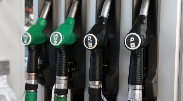 09.05.2023.,Sibenik- Cijene goriva na benzinskim pumpama u Hrvatskoj i dalje su u padu a od danas su 1,32 EUR/l (9,95 kn/l) za benzinsko gorivo (smanjenje 0,08 EUR/l),1,23 EUR/l (9,27 kn/l) za dizelsko gorivo (smanjenje 0,08 EUR/l), 0,73 EUR/l (5,50 kn/l) za plavi dizel (smanjenje 0,08 EUR/l), 1,04 EUR/kg (7,84 kn/kg) UNP za spremnike (smanjenje 0,20 EUR/kg), 1,60 EUR/kg (12,06 kn/kg) UNP za boce (smanjenje 0,20 EUR/kg). Photo: Dusko Jaramaz/PIXSELL