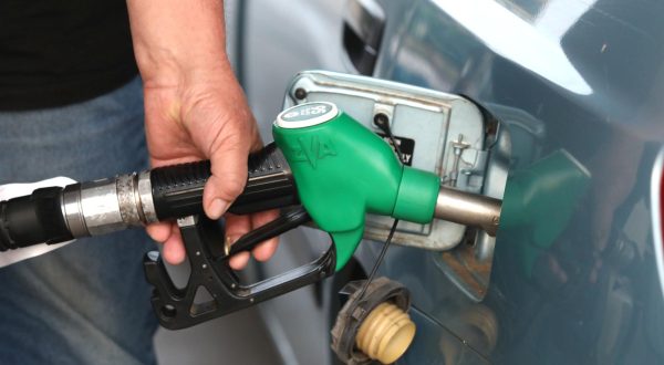 09.05.2023.,Sibenik- Cijene goriva na benzinskim pumpama u Hrvatskoj i dalje su u padu a od danas su 1,32 EUR/l (9,95 kn/l) za benzinsko gorivo (smanjenje 0,08 EUR/l),1,23 EUR/l (9,27 kn/l) za dizelsko gorivo (smanjenje 0,08 EUR/l), 0,73 EUR/l (5,50 kn/l) za plavi dizel (smanjenje 0,08 EUR/l), 1,04 EUR/kg (7,84 kn/kg) UNP za spremnike (smanjenje 0,20 EUR/kg), 1,60 EUR/kg (12,06 kn/kg) UNP za boce (smanjenje 0,20 EUR/kg). Photo: Dusko Jaramaz/PIXSELL
