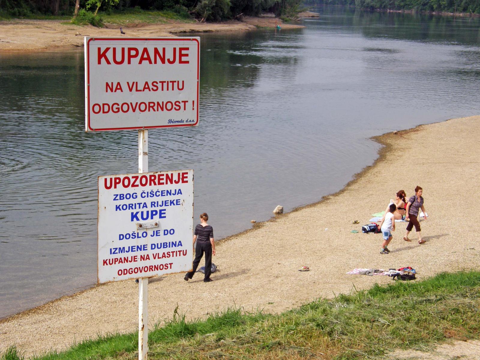 25.05.2009., Petrinja - Utopio se tinejdzer I. S. (14), ucenik osmog razreda. Kupao se na gradskom kupalistu na rijeci Kupi, plivao i potonuo. Mjesto na kojem se Ivica utopio. rPhoto: Miroslav Santek/Vecernji list