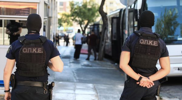 09.08.2023., Atena, Grcka - Svih 94 uhicenih osoba koje je grcka policija privela nakon navijackih nereda uoci utakmice 3. pretkola kvalifikacija Lige prvaka izmedju AEK-a i Dinama odvedeni su pred tuzitelja.  Photo: Yiannis Panagopoulos/EUROKINISSI/PIXSELL