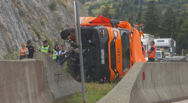 09.08.2023., Stara Susica -  Na autocesti A6 doslo je do teske prometne nesrece u kojoj su poginule dvije osobe. Policija je izvijestila kako je u prometnoj nesreci sudjelovalo teretno vozilo te kako je promet na autocesti A6 dionicom Ravna Gora – Vrbovsko u prekidu. Hrvatske autoceste izvijestile su da su poginuli njihovi djelatnici. Photo: Kristina Stedul Fabac/PIXSELL