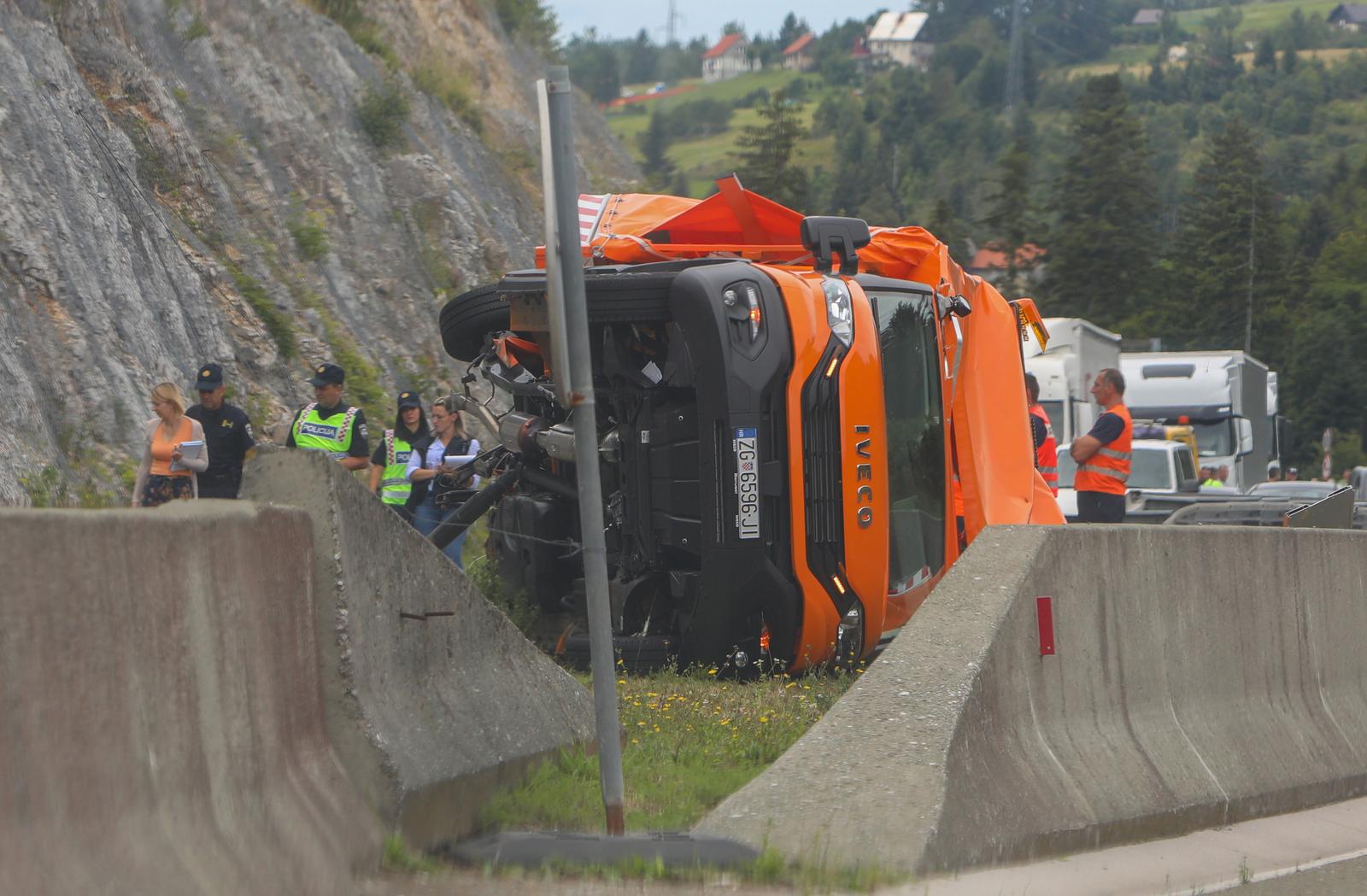 09.08.2023., Stara Susica -  Na autocesti A6 doslo je do teske prometne nesrece u kojoj su poginule dvije osobe. Policija je izvijestila kako je u prometnoj nesreci sudjelovalo teretno vozilo te kako je promet na autocesti A6 dionicom Ravna Gora – Vrbovsko u prekidu. Hrvatske autoceste izvijestile su da su poginuli njihovi djelatnici. Photo: Kristina Stedul Fabac/PIXSELL