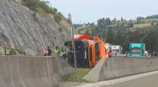 09.08.2023., Stara Susica -  Na autocesti A6 doslo je do teske prometne nesrece u kojoj su poginule dvije osobe. Policija je izvijestila kako je u prometnoj nesreci sudjelovalo teretno vozilo te kako je promet na autocesti A6 dionicom Ravna Gora – Vrbovsko u prekidu. Hrvatske autoceste izvijestile su da su poginuli njihovi djelatnici. Photo: Kristina Stedul Fabac/PIXSELL