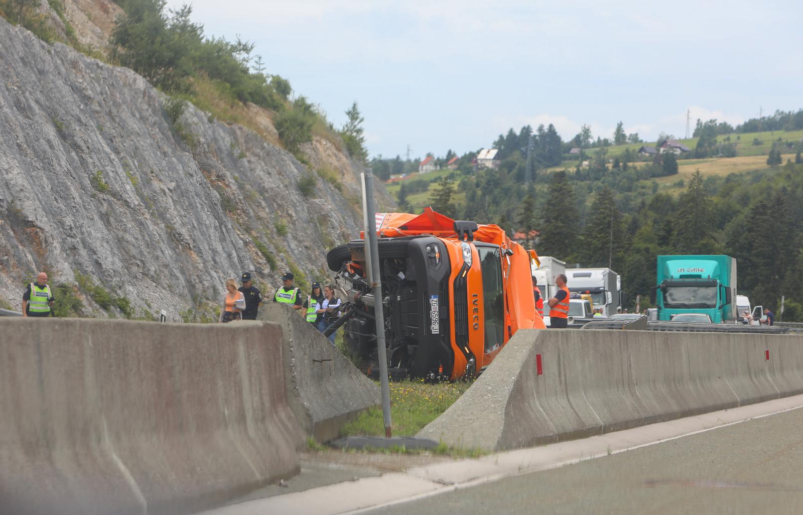 09.08.2023., Stara Susica -  Na autocesti A6 doslo je do teske prometne nesrece u kojoj su poginule dvije osobe. Policija je izvijestila kako je u prometnoj nesreci sudjelovalo teretno vozilo te kako je promet na autocesti A6 dionicom Ravna Gora – Vrbovsko u prekidu. Hrvatske autoceste izvijestile su da su poginuli njihovi djelatnici. Photo: Kristina Stedul Fabac/PIXSELL