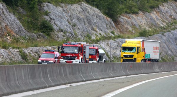 09.08.2023., Stara Susica -  Na autocesti A6 doslo je do teske prometne nesrece u kojoj su poginule dvije osobe. Policija je izvijestila kako je u prometnoj nesreci sudjelovalo teretno vozilo te kako je promet na autocesti A6 dionicom Ravna Gora  Vrbovsko u prekidu. Hrvatske autoceste izvijestile su da su poginuli njihovi djelatnici. Photo: Kristina Stedul Fabac/PIXSELL