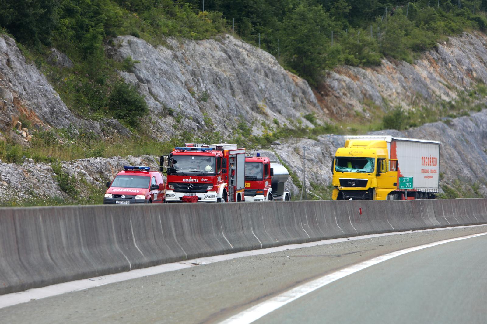 09.08.2023., Stara Susica -  Na autocesti A6 doslo je do teske prometne nesrece u kojoj su poginule dvije osobe. Policija je izvijestila kako je u prometnoj nesreci sudjelovalo teretno vozilo te kako je promet na autocesti A6 dionicom Ravna Gora  Vrbovsko u prekidu. Hrvatske autoceste izvijestile su da su poginuli njihovi djelatnici. Photo: Kristina Stedul Fabac/PIXSELL