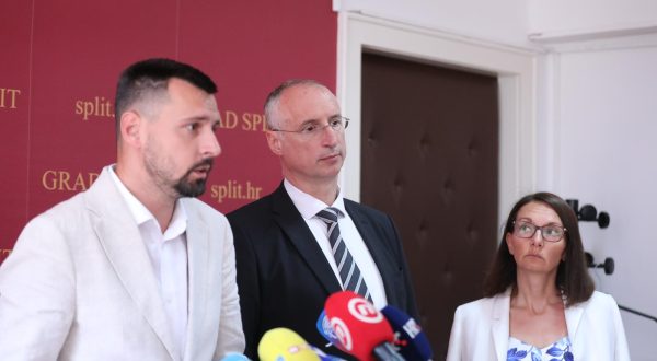 10.07.2023., Split - Konferencija u Gradskoj vijecnici, Stop nasilju nad duznosnicima i sluzbenicima koji uvode red.

Govornici: gradonacelnik Splita Ivica Puljak, zamjenik gradonacelnika Bojan Ivosevic i procelnica Upravnog odjela za gradsku imovinu Maja Djerek. Photo: Ivo Cagalj/PIXSELL