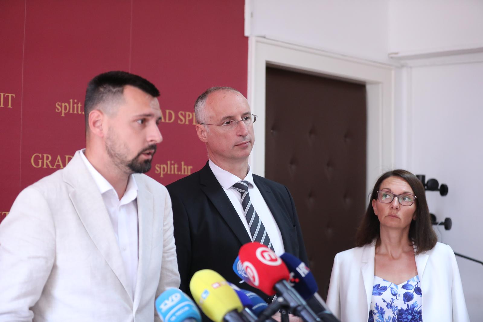 10.07.2023., Split - Konferencija u Gradskoj vijecnici, Stop nasilju nad duznosnicima i sluzbenicima koji uvode red.

Govornici: gradonacelnik Splita Ivica Puljak, zamjenik gradonacelnika Bojan Ivosevic i procelnica Upravnog odjela za gradsku imovinu Maja Djerek. Photo: Ivo Cagalj/PIXSELL