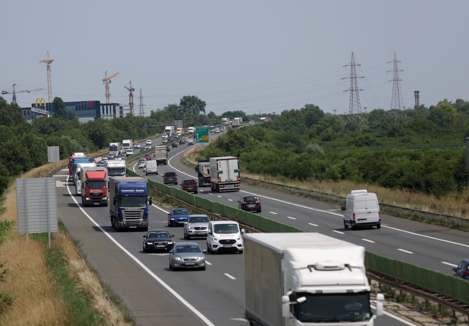 10.07.2023.,Zagreb - Pojacan je promet na autocesti A1 izmedju naplate Lucko i Cvora Karlovac u smjeru mora te se povremeno vozi u kolonama uz zastoje. Photo: Luka Stanzl/PIXSELL