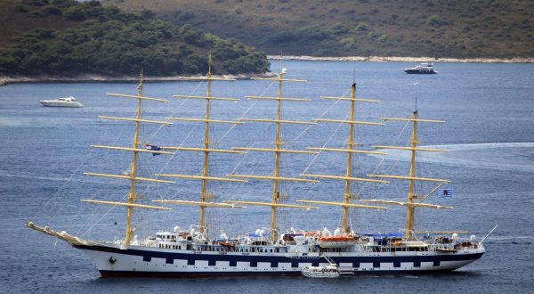30.07.2010., Hvar - rStari jedrenjak na Jadranu u hvarskom akvatoriju.rPhoto: Dalibor Urukalovic/PIXSELL
