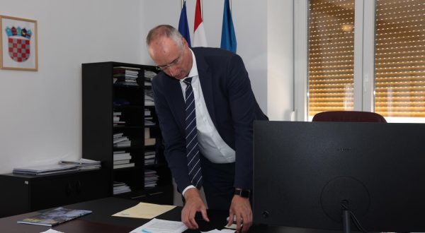 10.08.2023- Split- Gradonacelnik Grada Splita Ivica Puljak u svom uredu. Photo: Ivana Ivanovic/PIXSELL