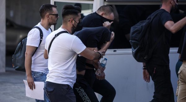 11.08.2023., Atena, Grcka - Prva skupina navijaca iz pritvora je prebacena na sud gdje u 12 sati pocinju saslusanja koja ce trajati do nedjelje. Uhicene, njih 105, ce dovoditi i ispitivati u grupama po 30 osoba. Prvi optuzenici za krvave incidente ispred stadiona AEK-a i ubojstvo 29-godisnjaka danas ce biti ispitani, a glavnu istragu vode tri istrazitelja, jedan redovni i dva pomocnika.  Photo: VASILIS REMBA/EUROKINISS/PIXSELL