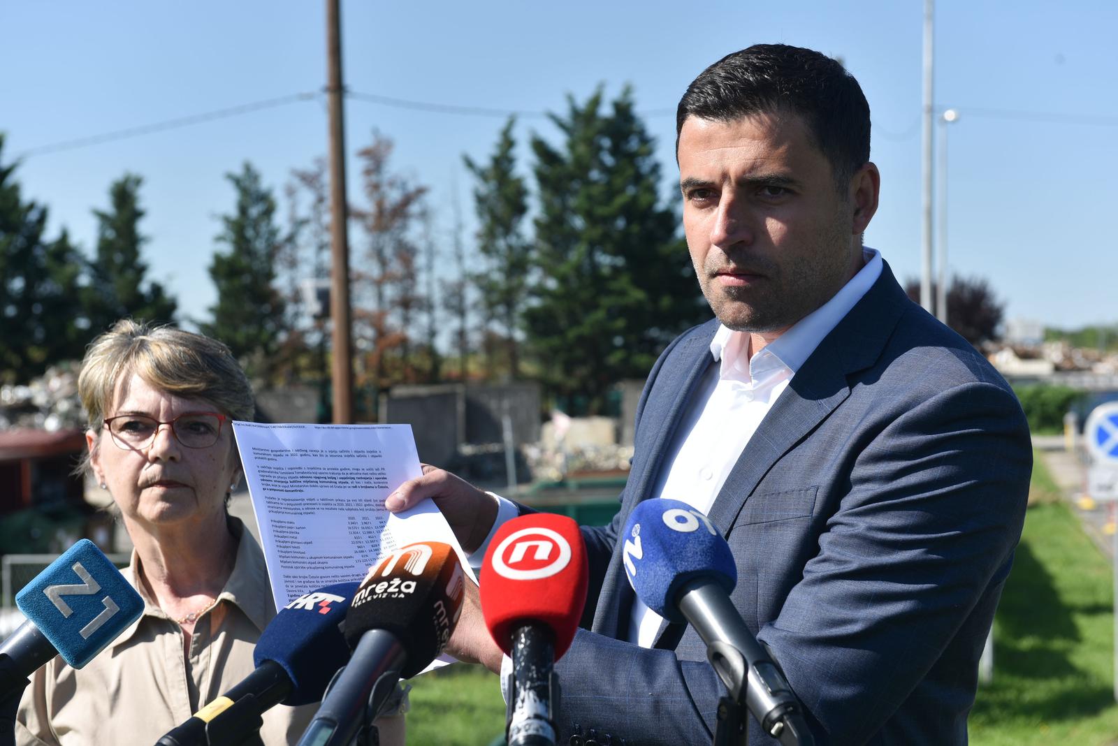 11.8.2023., Zagreb - Davor Bernardic u drustvu Sanje Fresl ispred ulaza u odlagaliste otpada Jakusevec odrzao je konferenciju za medije. Photo: Davorin Visnjic/PIXSELL
