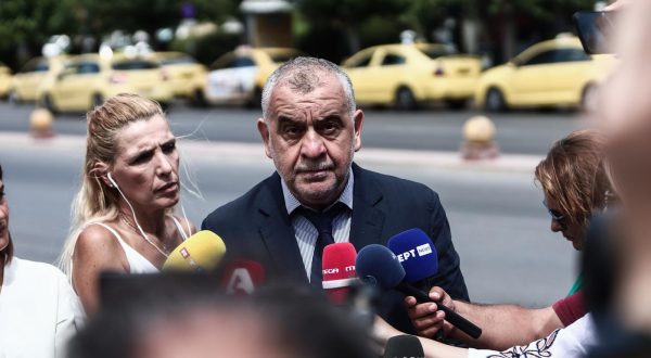 11.08.2023., Atena, Grcka - Prva skupina navijaca iz pritvora je prebacena na sud gdje u 12 sati pocinju saslusanja koja ce trajati do nedjelje. Uhicene, njih 105, ce dovoditi i ispitivati u grupama po 30 osoba. Prvi optuzenici za krvave incidente ispred stadiona AEK-a i ubojstvo 29-godisnjaka danas ce biti ispitani, a glavnu istragu vode tri istrazitelja, jedan redovni i dva pomocnika.  Photo: KOSTAS TZOUMAS/EUROKINISSI/PIXSELL