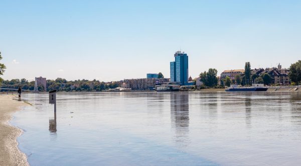 11.08.2023., Osijek -  Radi visokog vodostaja, Drava se pocela izlijevati kod zooloskog vrta u Osijeku. Photo: Borna Jaksic/PIXSELL