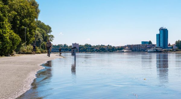11.08.2023., Osijek -  Radi visokog vodostaja, Drava se pocela izlijevati kod zooloskog vrta u Osijeku Photo: Borna Jaksic/PIXSELL