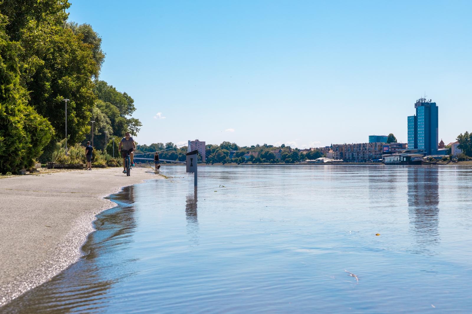 11.08.2023., Osijek -  Radi visokog vodostaja, Drava se pocela izlijevati kod zooloskog vrta u Osijeku Photo: Borna Jaksic/PIXSELL