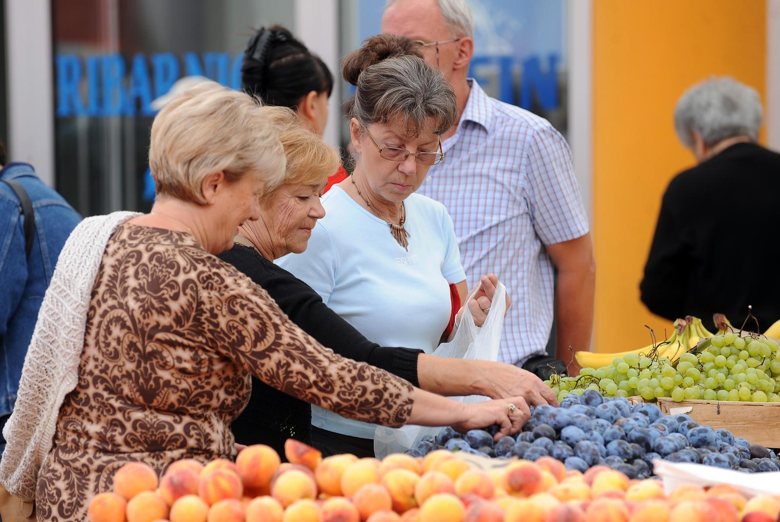 31.07.2012., Varazdin - Ovaj tjedan na varazdinski plac stigle su domace sljive. Prodaju se od 6 do 8 kuna po kilogramu."nPhoto: Marko Jurinec/PIXSELL