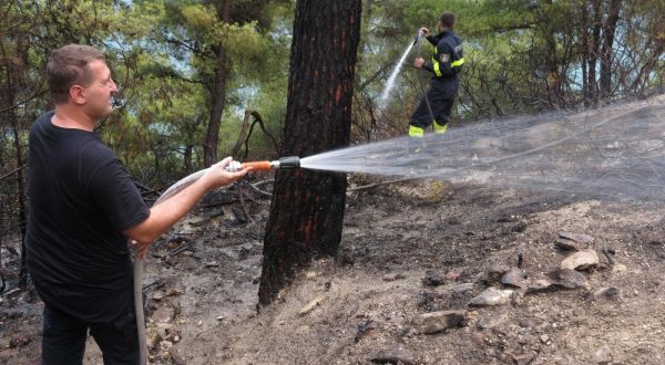 17.08.2012., Split - Malo poslije 13 sati u park-sumi Marjan iznad Kasuna izbio je pozar. Brzom intervencijom vatrogasaca sprijeceno je sirenje pozara. Opozarena povrsina je 100 m2. rPhoto: Ivo Cagalj/PIXSELL