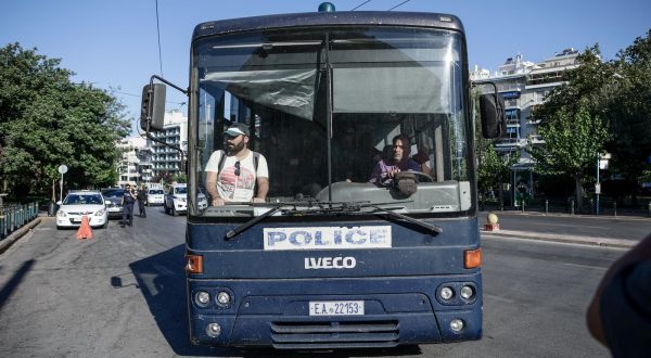12.08.2023., Atena, Grcka - 40 navijaca izvedeno je jutros pred istraznog suca zbog ispitivanja o sukobu u kojem je smrtno stradao navijac AEK-a. Jucerasnja skupina optuzenika ostaje u pritvoru. Photo: VASILIS REMBAPIS/EUROKINISS/PIXSELL