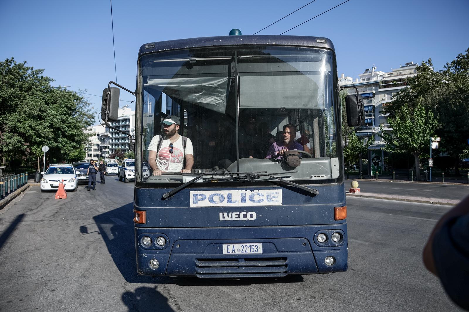 12.08.2023., Atena, Grcka - 40 navijaca izvedeno je jutros pred istraznog suca zbog ispitivanja o sukobu u kojem je smrtno stradao navijac AEK-a. Jucerasnja skupina optuzenika ostaje u pritvoru. Photo: VASILIS REMBAPIS/EUROKINISS/PIXSELL