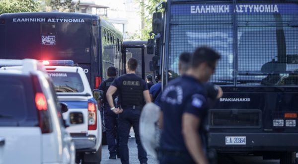12.08.2023., Atena, Grcka - 40 navijaca izvedeno je jutros pred istraznog suca zbog ispitivanja o sukobu u kojem je smrtno stradao navijac AEK-a. Jucerasnja skupina optuzenika ostaje u pritvoru. Photo: VASILIS REMBAPIS/EUROKINISS/PIXSELL