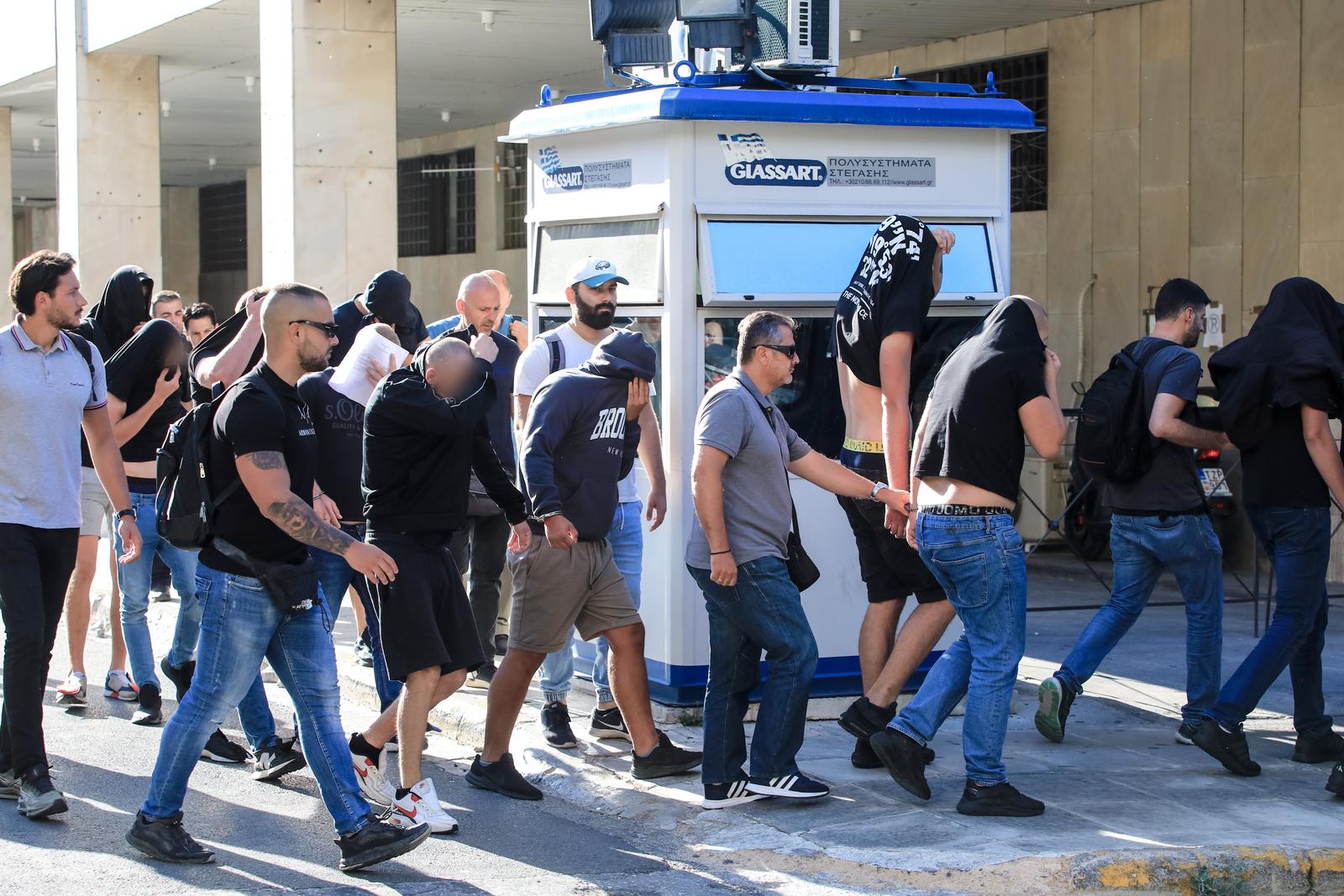12.08.2023., Atena, Grcka - 40 navijaca izvedeno je jutros pred istraznog suca zbog ispitivanja o sukobu u kojem je smrtno stradao navijac AEK-a. Jucerasnja skupina optuzenika ostaje u pritvoru. Photo: Yiannis Panagopoulos/EUROKINISSI/PIXSELL