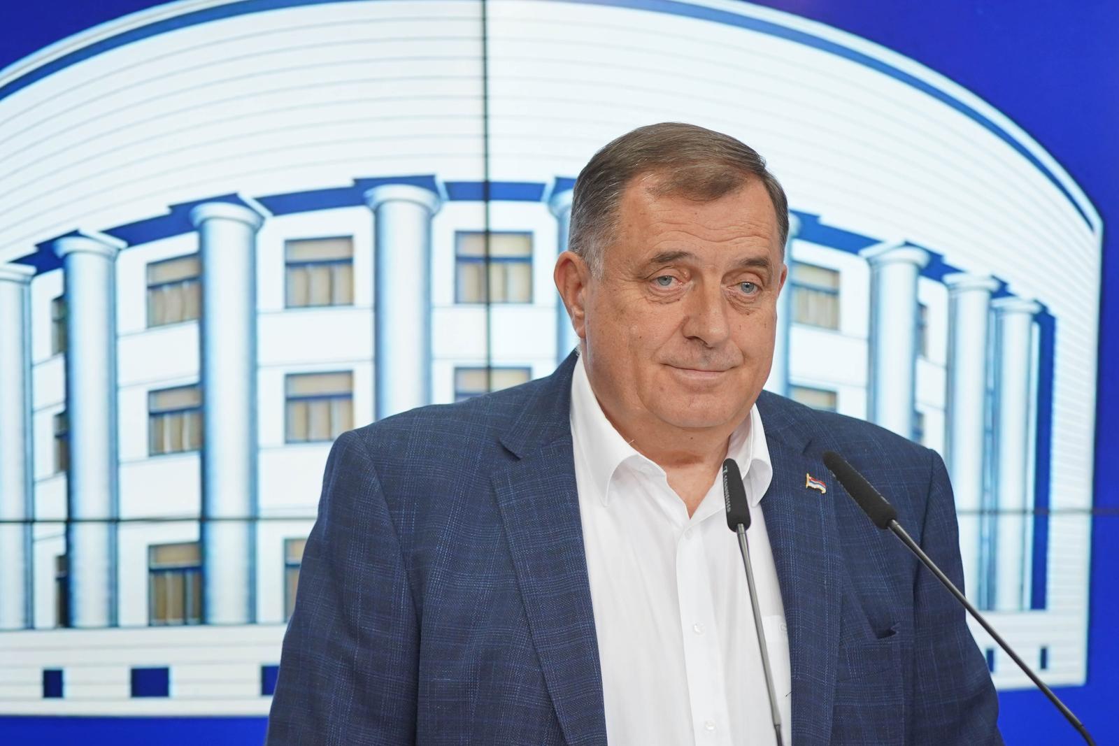 12.08.2023., Banja Luka, Bosna i Hercegovina - Predsjednik RS Milorad Dodik odrzao je konferenciju za medije nakon sto je Tuzilastvo BiH podiglo optuznicu protiv njega. Dodik je za podizanje optuznice rekao da iza toga stoji americki veleposlanik u BiH, kao i da ce pokrenuti tuzbu protiv tuzioca Tuzilastva BiH zbog "zlouporabe" sluzbenog polozaja, ali i da ce se odazvati na poziv Suda BiH ukoliko se potvrdi optuznica. Dodik je pojedine medije iz RS nazvao "izdajnickim" poput N1, portala Buka i Kapital te najavio da ce uskoro izaci s dokazima da su dobili nekiliko milijuna funti za aktivnosti usmjerene protiv vlasti u RS.   Photo: Dejan Rakita/PIXSELL