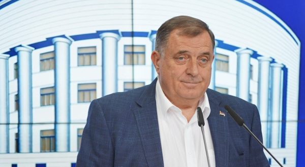 12.08.2023., Banja Luka, Bosna i Hercegovina - Predsjednik RS Milorad Dodik odrzao je konferenciju za medije nakon sto je Tuzilastvo BiH podiglo optuznicu protiv njega. Dodik je za podizanje optuznice rekao da iza toga stoji americki veleposlanik u BiH, kao i da ce pokrenuti tuzbu protiv tuzioca Tuzilastva BiH zbog "zlouporabe" sluzbenog polozaja, ali i da ce se odazvati na poziv Suda BiH ukoliko se potvrdi optuznica. Dodik je pojedine medije iz RS nazvao "izdajnickim" poput N1, portala Buka i Kapital te najavio da ce uskoro izaci s dokazima da su dobili nekiliko milijuna funti za aktivnosti usmjerene protiv vlasti u RS.   Photo: Dejan Rakita/PIXSELL