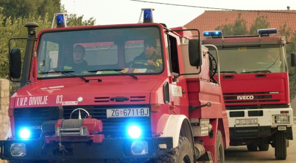 27.08.2012., Kastela, Rudine - Veliki pozar izbio pokraj Rudina - Kastel Novi. Vatra je zahvatila travu, nisko raslinje i borovu sumu a ugrozeni su i stambeni objekti te je nekoliko kuca je evakuirano. Pozar gase zemaljske snage s vise od 100 vatrogasaca, dva kanadera i  Air Tractora. Vatrogasna vozila.rPhoto: Ivana Ivanovic/PIXSELL