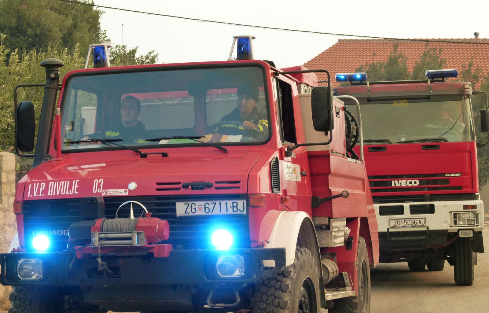 27.08.2012., Kastela, Rudine - Veliki pozar izbio pokraj Rudina - Kastel Novi. Vatra je zahvatila travu, nisko raslinje i borovu sumu a ugrozeni su i stambeni objekti te je nekoliko kuca je evakuirano. Pozar gase zemaljske snage s vise od 100 vatrogasaca, dva kanadera i  Air Tractora. Vatrogasna vozila.rPhoto: Ivana Ivanovic/PIXSELL