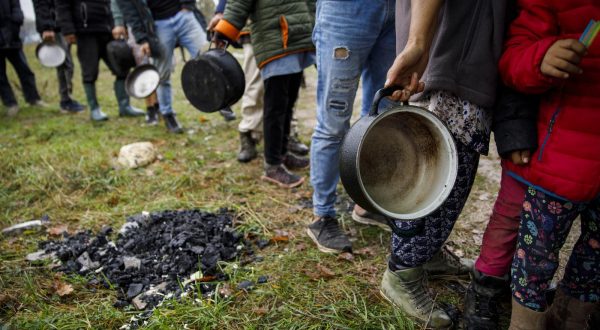 11.10.2021., Velika Kladusa, Bosna i Hercegovina - Stotine migranata, najvise porodice sa djecom nalazi se u novoformiranom improvizovanom satorskom naselju u blizini Velike Kladuse, svega nekoliko kilometara od granice sa Hrvatskom. Svi oni odbijaju ulazak u migrantske centre i u nadi iscekuju ljepse vrijeme pa da jos jednom pokusaju preci granicu i ostvare cilj odlaska u zemlje Evropske unije. Mnogi od njih su nekoliko puta pokusali preci granicu, te su nakon susreta sa granicnom policijom vraceni isprebijani i goli. U kampu nema niti jedna agencija ili organizacija koja pomaze ovim migrantima. Njih oko 300 spava na otvorenom, gdje se jutarnje temperature krecu oko 0 stepeni. 

 Photo: Armin Durgut/PIXSELL