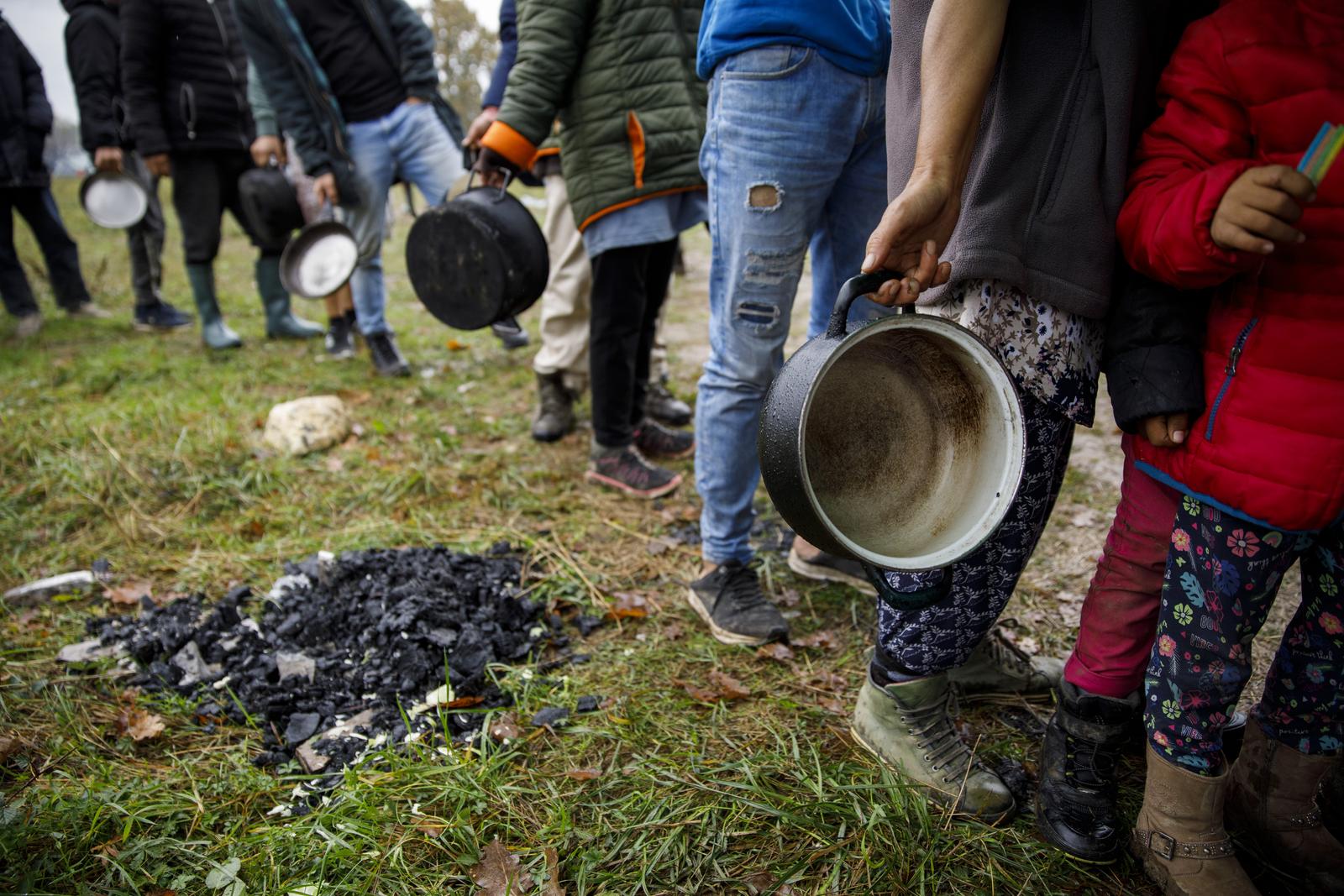 11.10.2021., Velika Kladusa, Bosna i Hercegovina - Stotine migranata, najvise porodice sa djecom nalazi se u novoformiranom improvizovanom satorskom naselju u blizini Velike Kladuse, svega nekoliko kilometara od granice sa Hrvatskom. Svi oni odbijaju ulazak u migrantske centre i u nadi iscekuju ljepse vrijeme pa da jos jednom pokusaju preci granicu i ostvare cilj odlaska u zemlje Evropske unije. Mnogi od njih su nekoliko puta pokusali preci granicu, te su nakon susreta sa granicnom policijom vraceni isprebijani i goli. U kampu nema niti jedna agencija ili organizacija koja pomaze ovim migrantima. Njih oko 300 spava na otvorenom, gdje se jutarnje temperature krecu oko 0 stepeni. 

 Photo: Armin Durgut/PIXSELL
