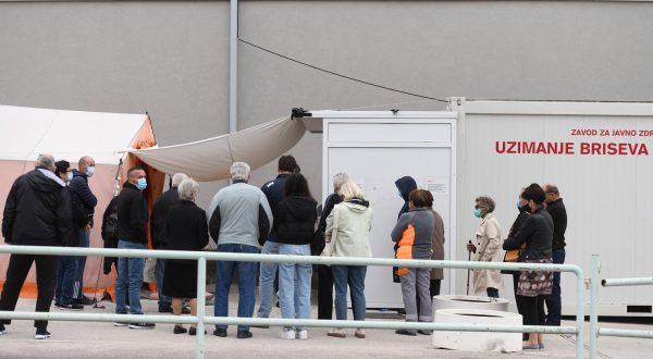 12.11.2022., Sibenik - Dolaskom hladnijeg vremena povecava se i broj testiranja na koronavirus.  Jutarnje guzve za testiranje u Sibeniku.
  Photo: Hrvoje Jelavic/PIXSELL