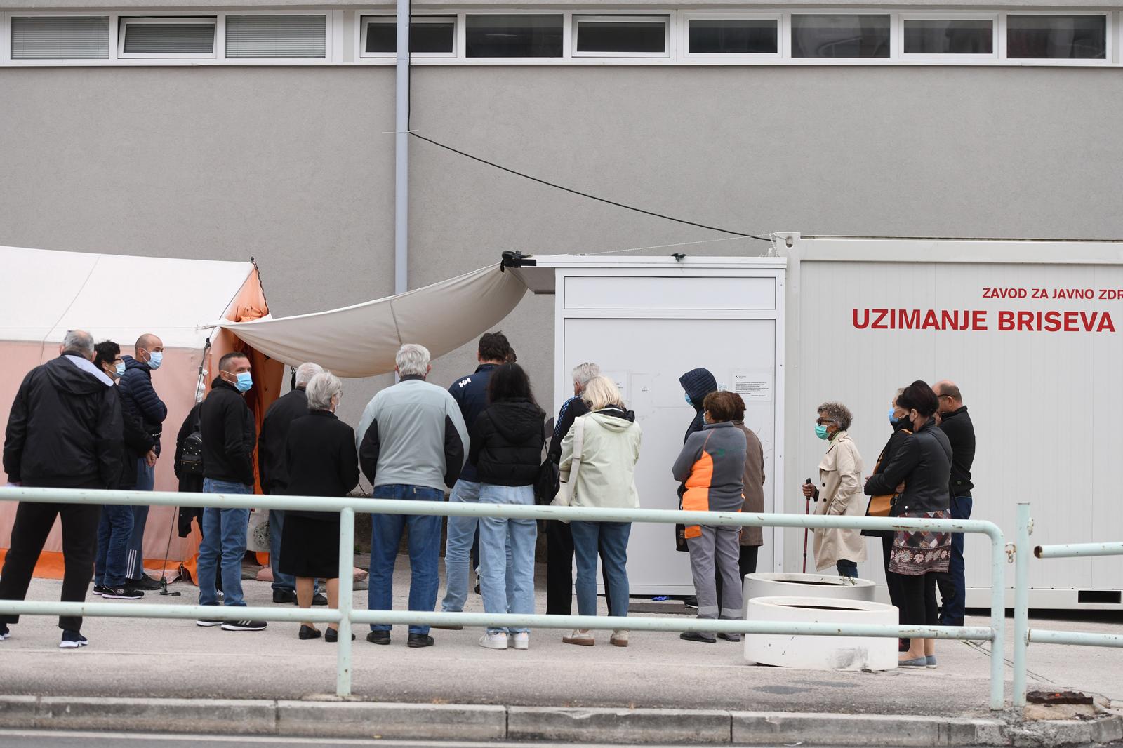 12.11.2022., Sibenik - Dolaskom hladnijeg vremena povecava se i broj testiranja na koronavirus.  Jutarnje guzve za testiranje u Sibeniku.
  Photo: Hrvoje Jelavic/PIXSELL