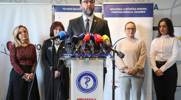 13.02.2023., Zagreb - Hrvatski llijecnicki sindikat, Hrvatska llijecnicka komora, Hrvatska udruga bolnickih lijecnika, Koordinacija hrvatske obiteljske medicine i Inicijativa mladih lijecnika organizirali su konferenciju za medije zbog opceg nezadovoljstva lijecnika stanjem u hrvatskom zdravstvu. predsjednik Hrvatske lijecnicke komore Kresimir Luetic Photo: Robert Anic/PIXSELL