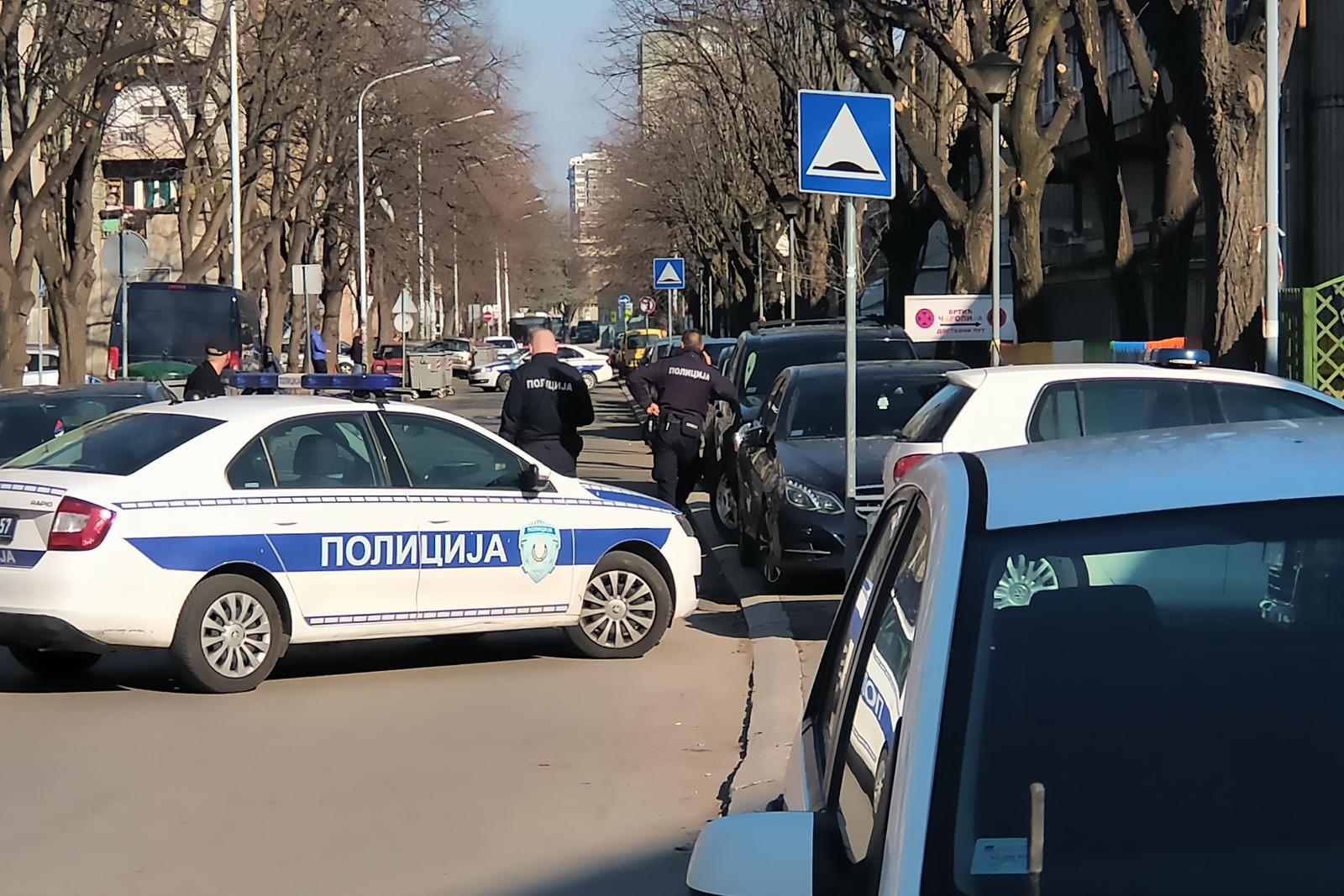 13, March, 2022, Belgrade - A bomb was found in Sremskih odreda Street in New Belgrade, near the Sevdah restaurant, a bomb was found under a Mercedes B class car, the police closed the street and a police team is waiting to deactivate the bomb. Photo: M.M./ATAImages  13, ozujak, 2022, Beograd  - U Ulici Sremskih odreda na Novom Beogradu, kod restorana Sevdah ispod automobila Mercedes B klase pronadjena je bomba. Policija je zatvorila ulicu i ceka se ekipa policije koja ce deaktivirati bombu. Photo: M.M./ATAImages Photo: M.M./ATAImages/PIXSELL