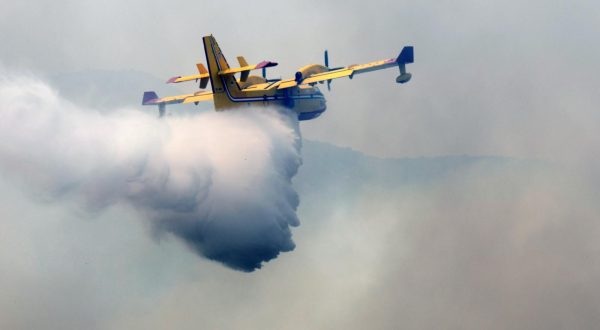 13.07.2023.,Sibenik - Izbio je pozar na otvorenom prostoru kod sela Gornjih Banjevaca u Grebastici. Na intervenciju su izasli 8 postrojbi s ukupno 12 vozila i 33 vatrogasaca. U pozaru sudjeluju i tri kanadera. Gasenje u tijeku Photo: Hrvoje Jelavic/PIXSELL