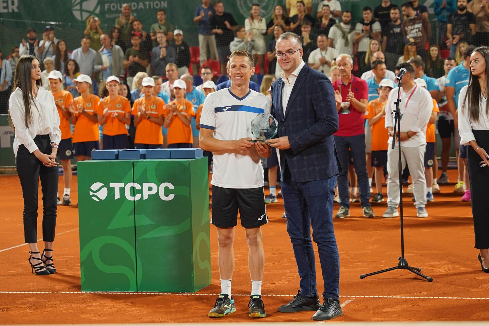13.08.2023., centralni teren Nacionalnog tenisackog saveza RS, Banjaluka (BiH) – U finalu banjaluckog challengera mladi hrvatski tenisac Dino Prizmic pobijedio je Belgijanca Kimmera Coppejansa rezultatom 2:0 po setovima (6:2, 6:3). Nagradni fond turnira je 118.000 eura, a Prizmicu ce pripasti 100 ATP poena. Ovo je prva titula mladog Splicanina u seniorskoj karijeri.
 Photo: Dejan Rakita/PIXSELL