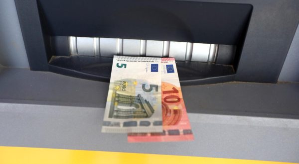 01.01.2023., Sibenik - Zakljucno s 15. sijecnjem, traje mjera obustave naplate naknade za podizanje gotovine debitnim karticama na bankomatima drugih banaka a od 16. sijecnja u ponoc gradjani mogu podizati gotov novac u eurima bez naknade iskljucivo na bankomatima svojih banaka. Photo: Dusko Jaramaz/PIXSELL