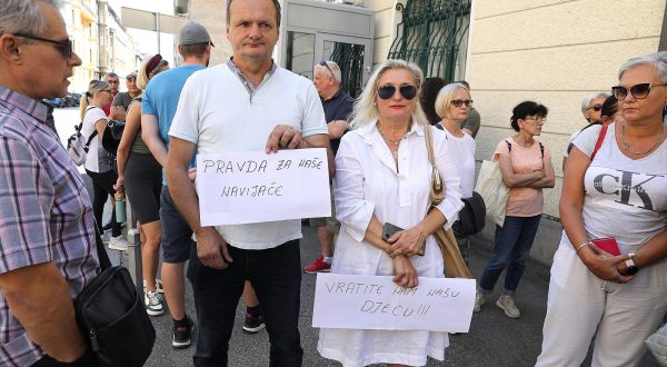 14.08.2023., Zagreb - Roditelji i clanovi obitelji navijaca Dinama uhicenih prosli tjedan u Ateni okupili su se ispred Ministarstva vanjskih poslova nakon sto su se jucer obratili za pomoc predsjedniku Vlade te puckoj pravobraniteljici. Svim hrvatskim navijacima odredjen je pritvor nakon sto su uhiceni prosli tjedan u Ateni zbog navijackih sukoba  u kojima je smrtno stradao jedan navijac AEK-a, a obitelji apeliraju na institucije da im se organizira pravicno sudjenje.  Photo: Patrik Macek/PIXSELL